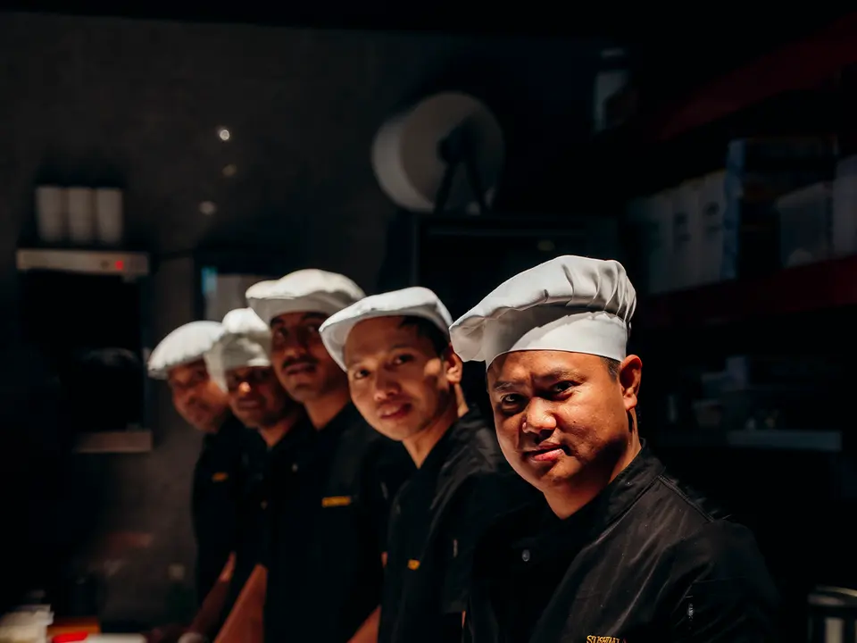 A equipa de sushi do Niwa alinhada no passe