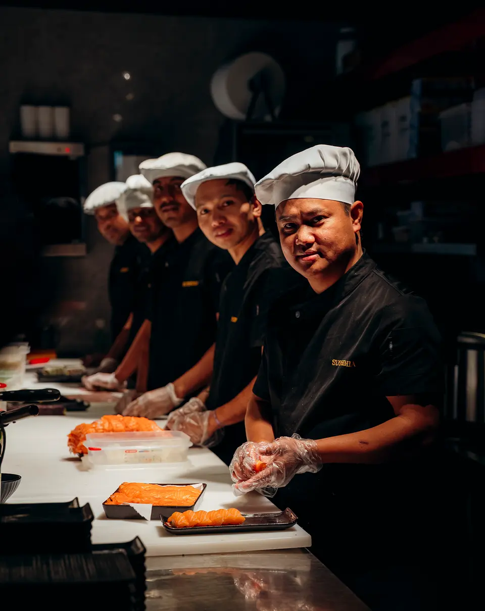 A equipa de sushi do Niwa alinhada no passe