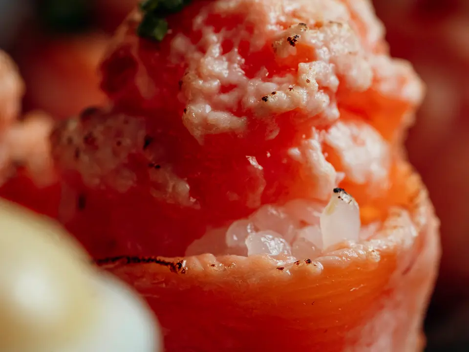 Salmão em grande plano, com ovas e ervas