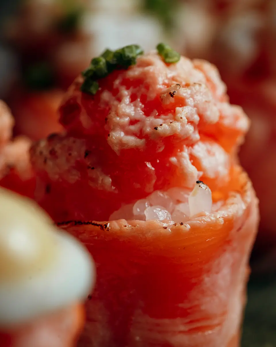 Salmão em grande plano, com ovas e ervas